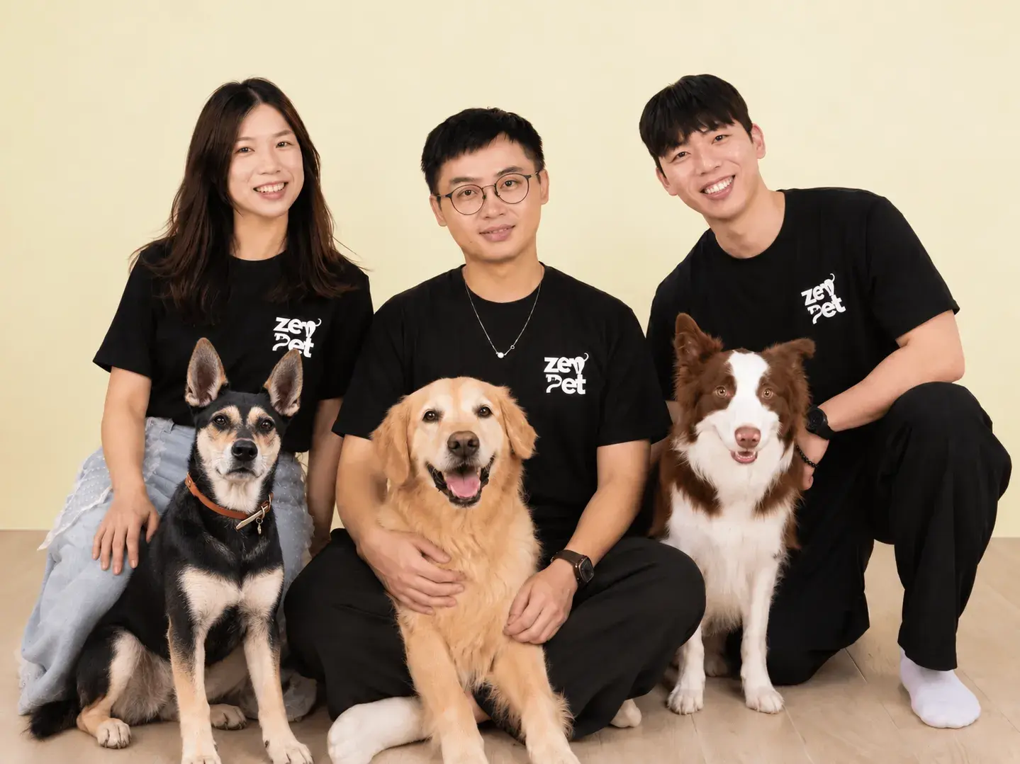 ZEN PET 訓練師羊桃、大廷與小褚,與三隻狗狗的合照